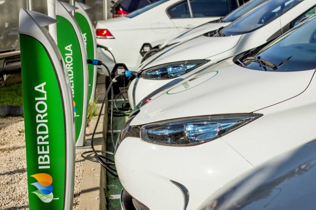 Iberdrola iniciará por Alicante la instalación de puntos de carga rápida en estaciones Ballenoil