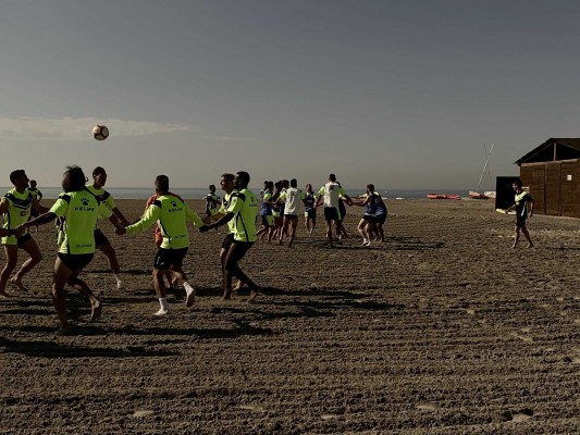 El Elche prepara el partido ante el Nàstic en la playa

