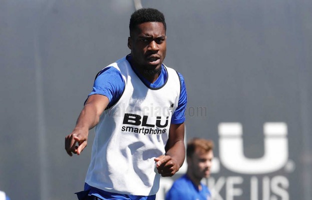 El Valencia completa su último entrenamiento en Paterna con Kondogbia y Garay
