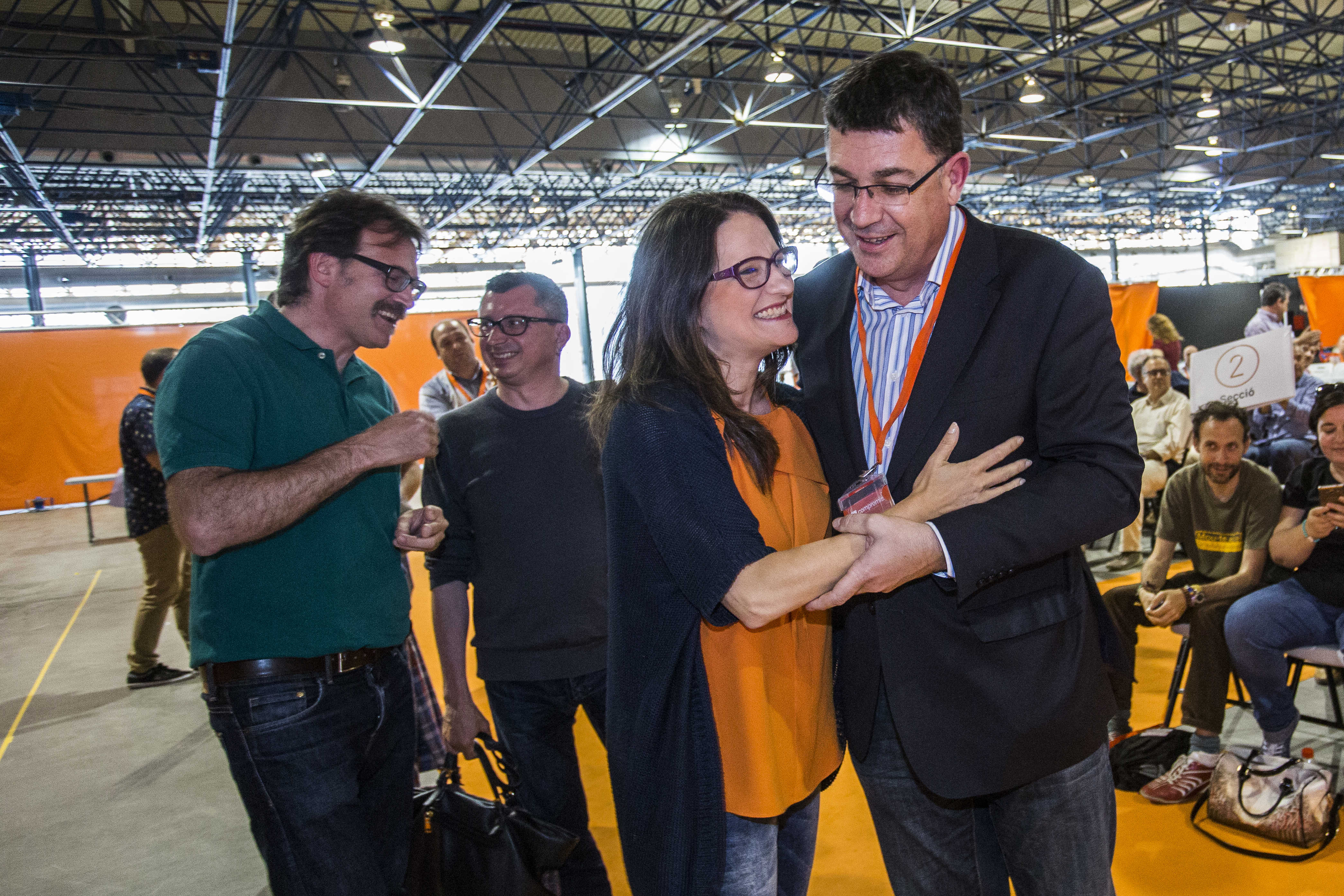 Mónica Oltra y Enric Morera. Foto: EVA MAÑEZ - 