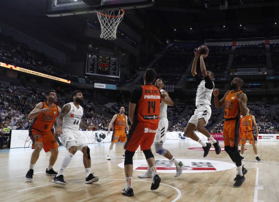 Esfuerzo sin recompensa en casa de un Madrid que encarrila el liderato (83-77)