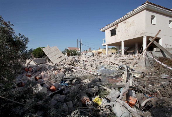 Hallan un cinturón de explosivos entre los restos del chalet de Alcanar