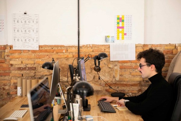 En tu ofi o en la mía: Espacio Equis
