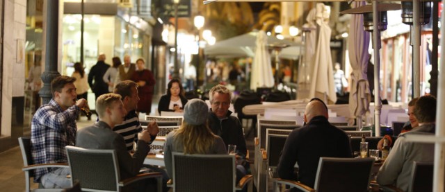 El tripartito prorroga un año la suspensión de licencias para pubs en el centro de Alicante