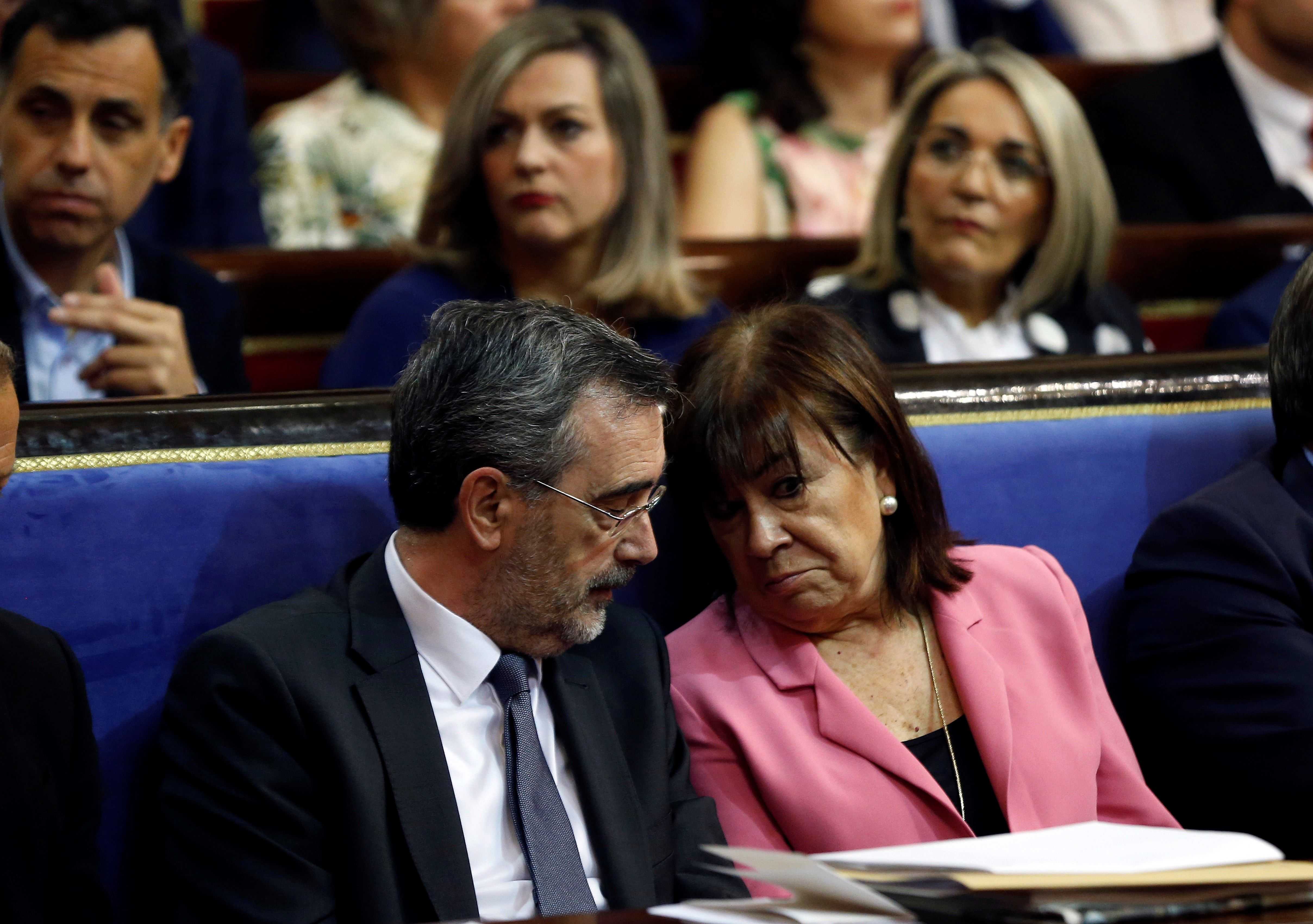 La presidenta del PSOE, Cristina Narbona, conversa con el presidente del Senado Manuel Cruz, durante la constitución del Senado. EFE/Emilio Naranjo - 