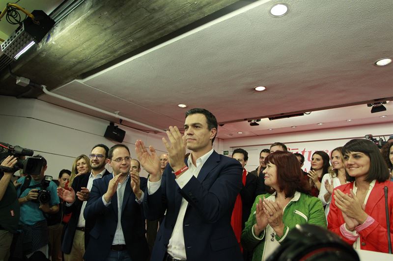 Sánchez y sus barones acuerdan pactar con Podemos si renuncia a un referéndum en Cataluña