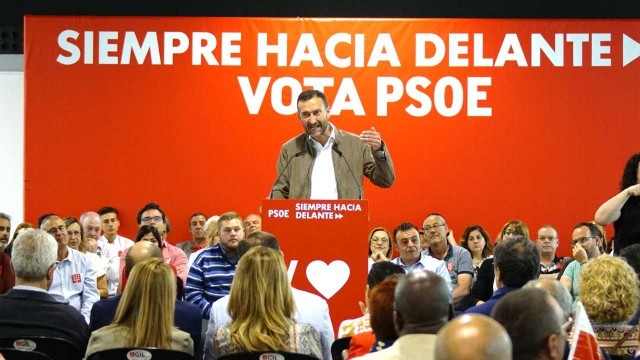 El PSOE de Elche se viene arriba en su mitin con Ábalos y echa la caña a indecisos de Podemos y Cs