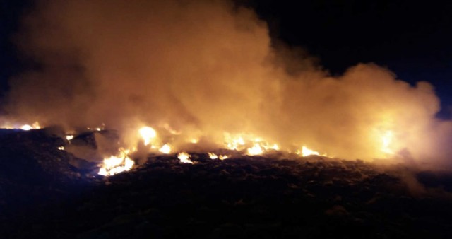 Arde un depósito de balas de plástico para reciclaje de 3.500 metros cuadrados en Requena