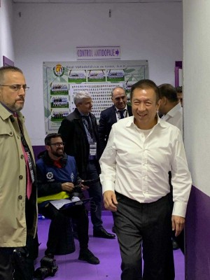 Peter Lim baja al vestuario a felicitar a la plantilla tras su clasificación para la Champions