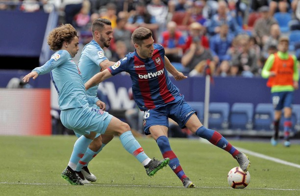 El Atlético se rehace en inferioridad y trunca la fiesta del Levante