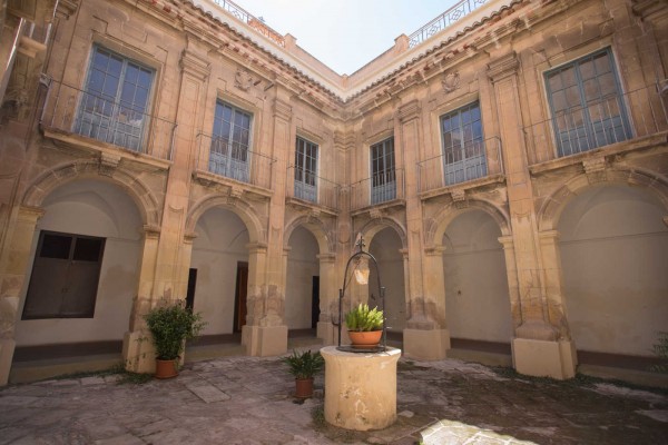 Una de las incógnitas en Elche tras la dimisión de Mazón: ¿qué hay de los convenios por firmar?