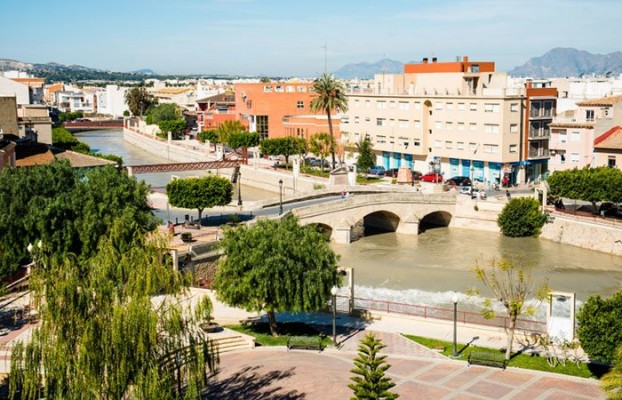 Rojales licita el servicio de transporte al mercadillo y el casco urbano por 77.420 euros para cuatro años