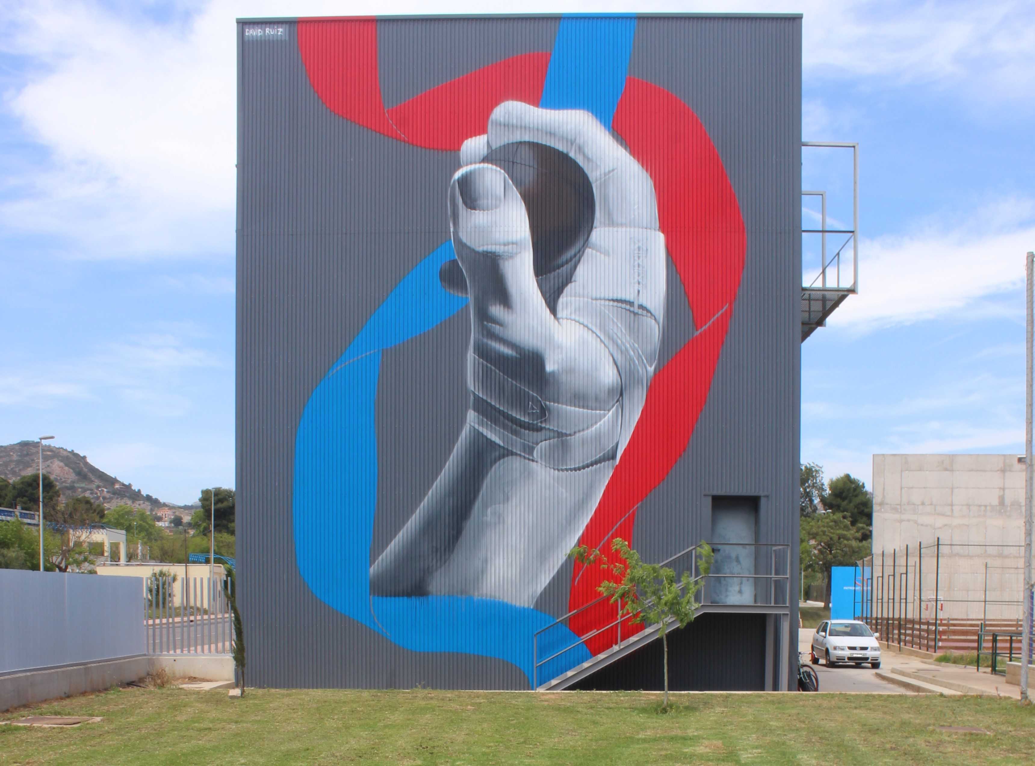 El artista urbano David Ruiz 'regala' al trinquet del Sindical un gigantesco mural