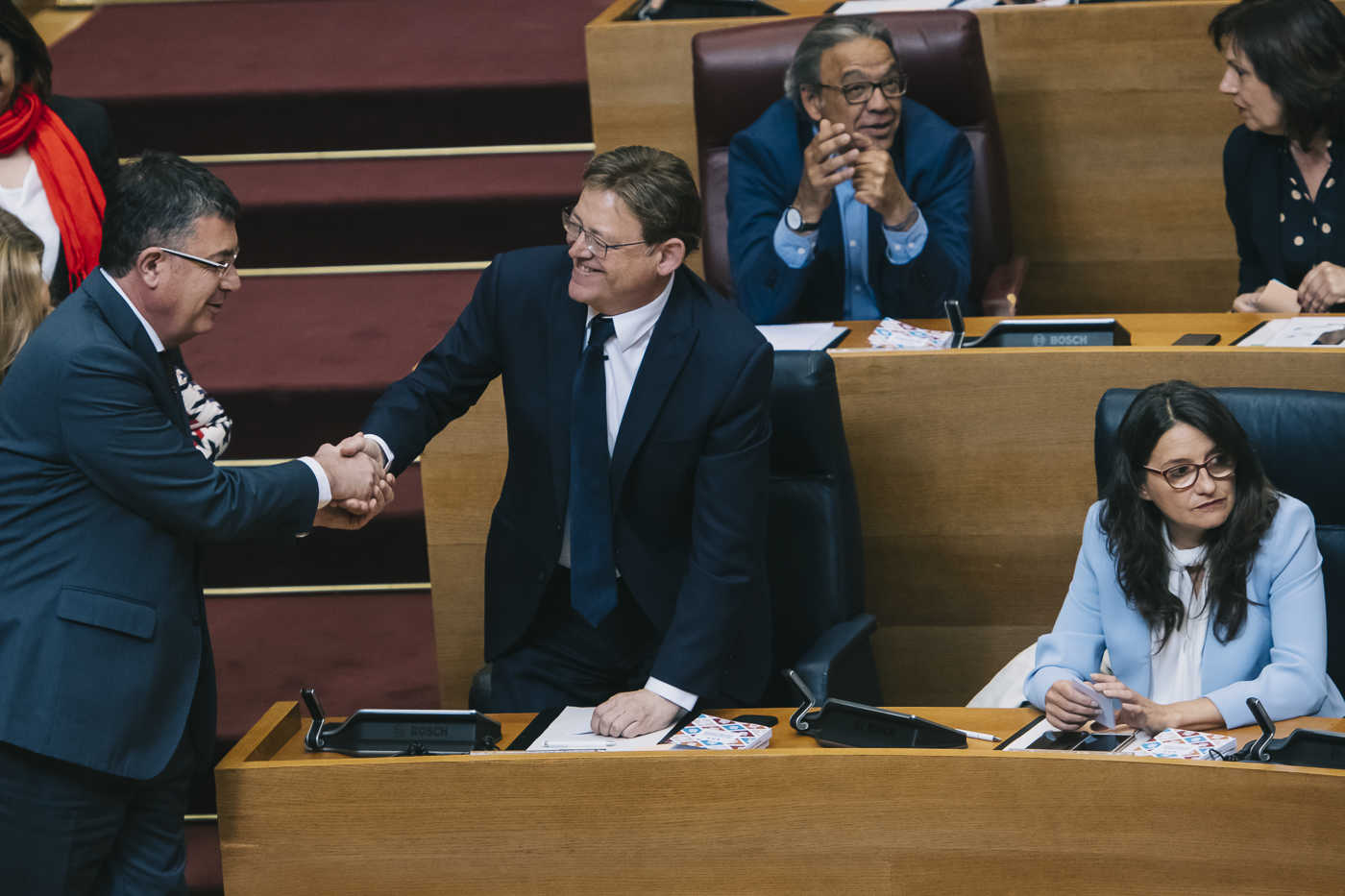Morera y Puig se saludan durante la constitución de Les Corts el jueves. Foto: KIKE TABERNER - 