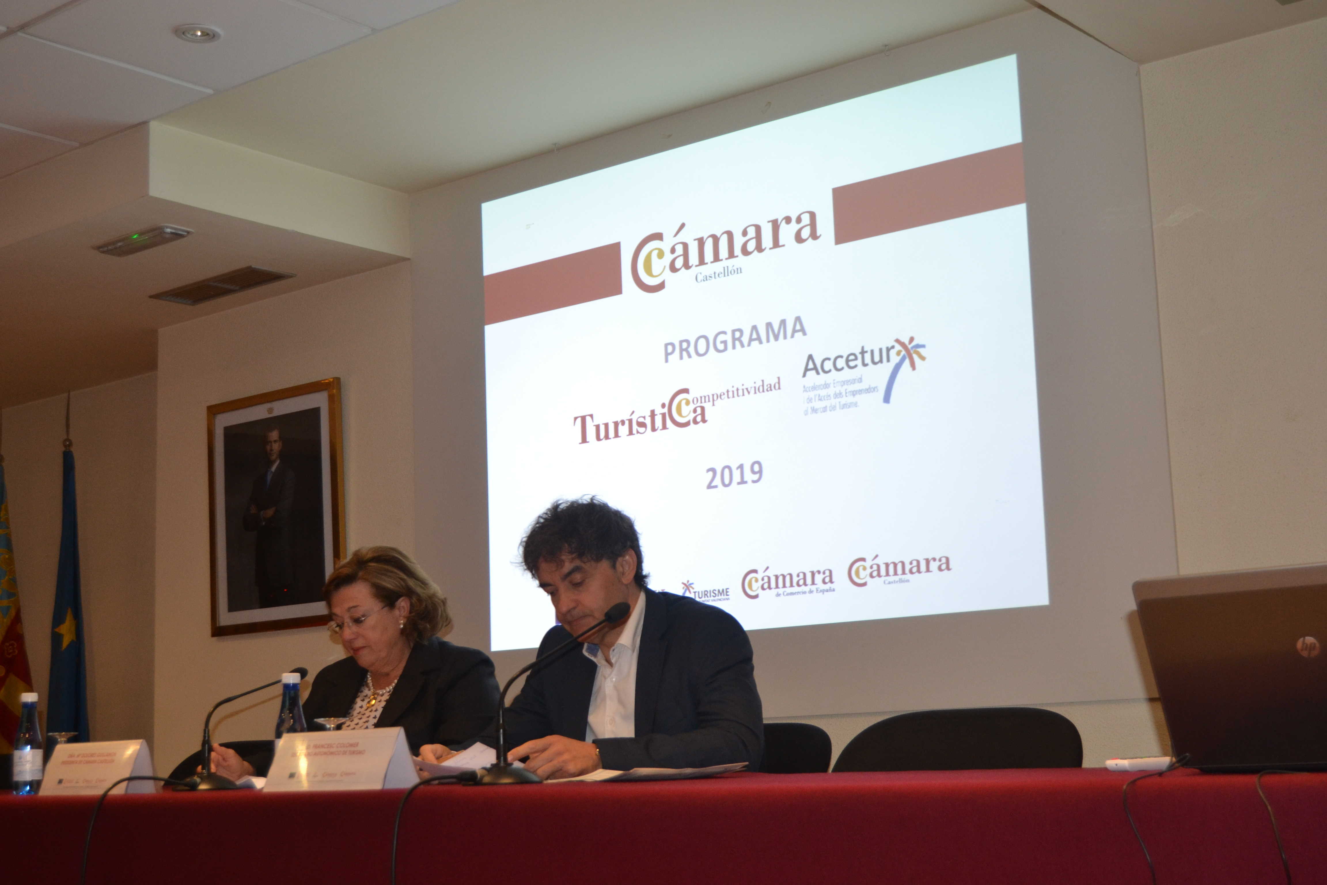 La presidenta de la Cámara de Comercio de Castellón, Dolores Guillamón, junto al secretario autonómico de Turisme, Francesc Colomer, durante la jornada de este viernes. - 