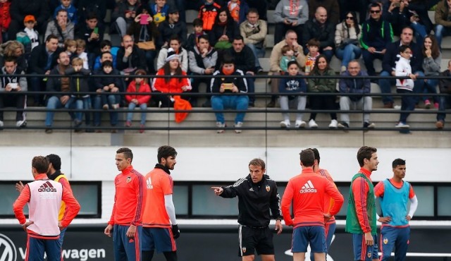 Dos mil aficionados apoyan al Valencia en el entrenamiento abierto