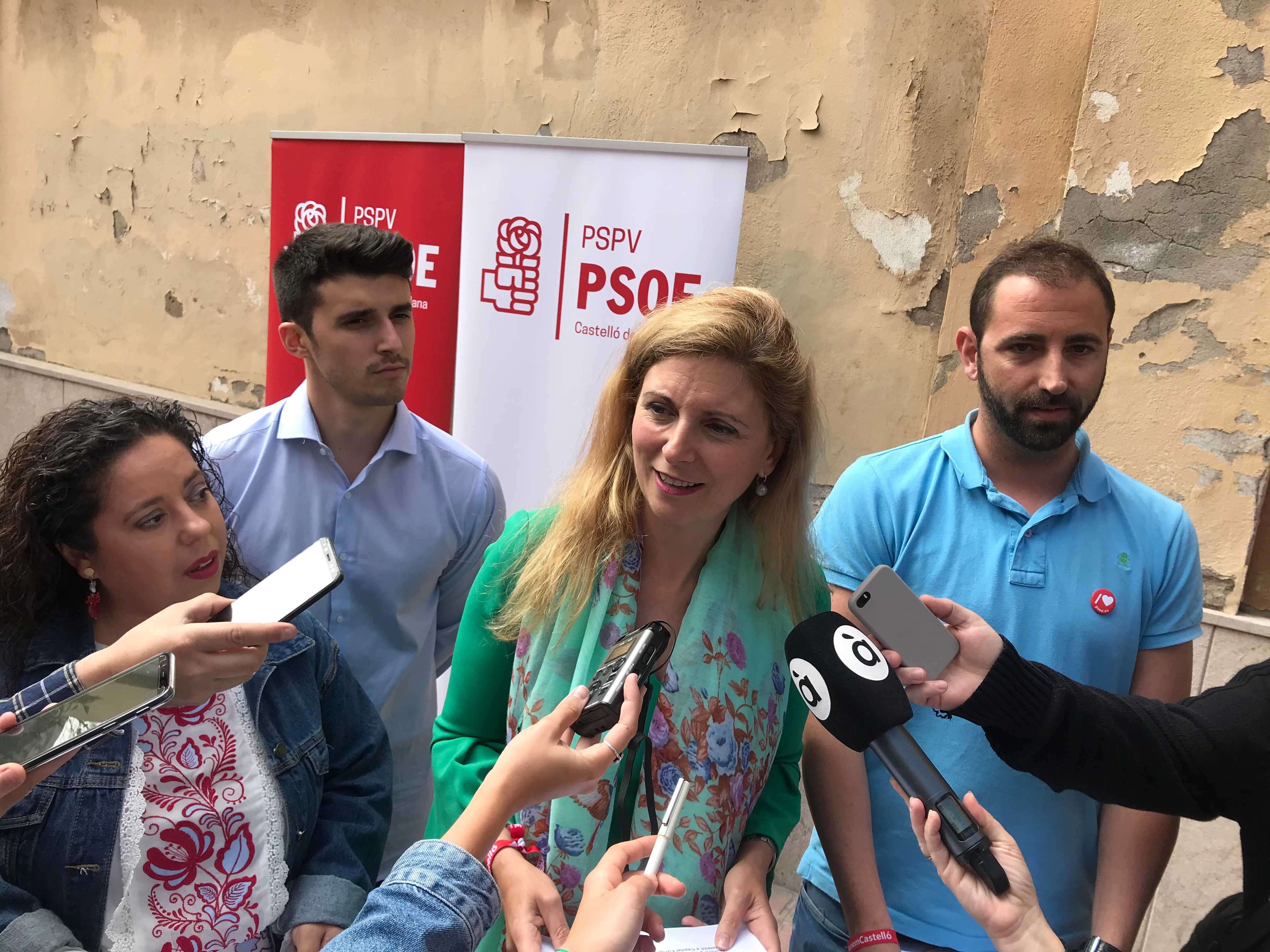 La candidata socialista a la reelección a la alcaldía de Castellón, Amparo Marco, atendió a los medios junto al edificio del antiguo asilo.  - 
