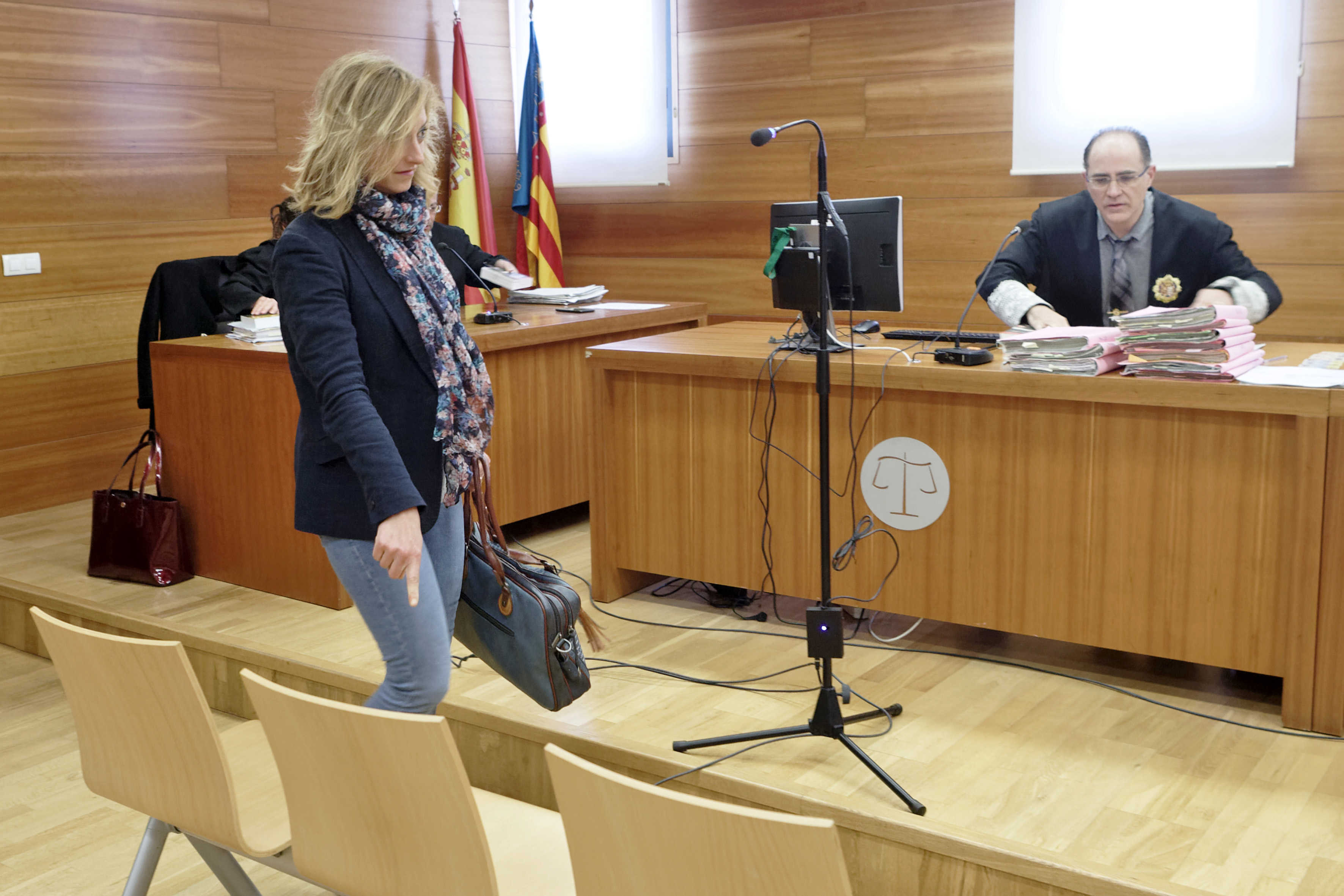 La diputada en Les Corts, Cristina Gabarda, accede al banquillo de los acusados durante el juicio que tuvo lugar el pasado 23 de abril. - 