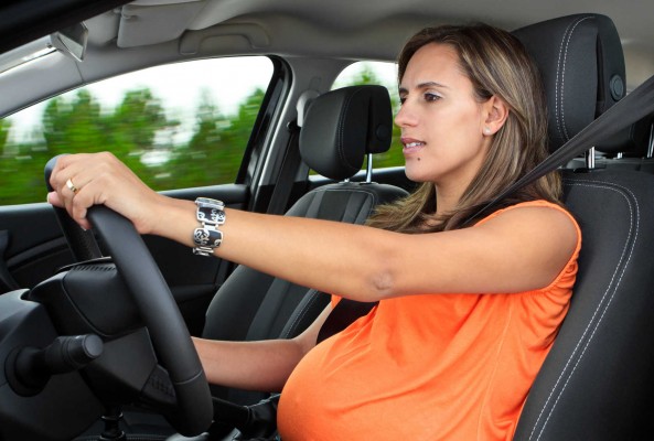 Consejos para embarazadas: Usar siempre el cinturón de seguridad y poner el volante a 25 centímetros
