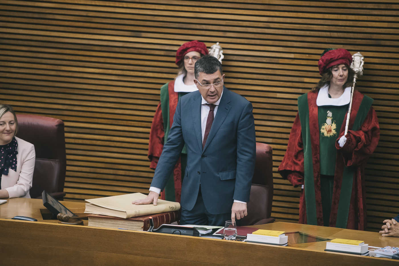 Morera envía un recado al Bloc en un primer pleno en el que el debut de Vox centra todas las miradas