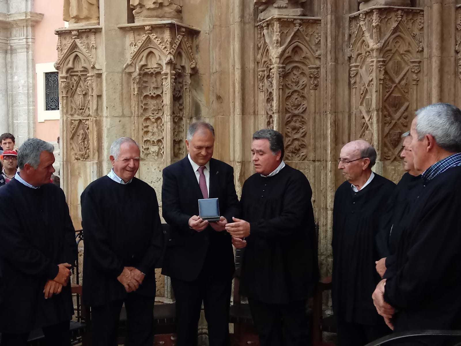 El Tribunal de las Aguas entrega la medalla de plata de su milenario al alcalde de Llíria