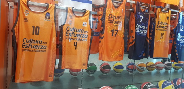 Las camisetas de Will Thomas y Anna Gómez ya están en el museo de L’Alqueria del Basket