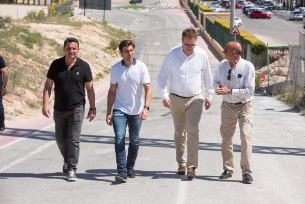 Ferrer y la ATP pasan revista a las obras de la sede de la academia de tenis del javiense en La Nucía