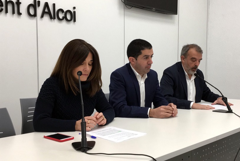 La concejala de Personal Lorena Zamorano, el alcalde Toni Francés, y el concejal de Seguridad, Jordi Martínez. - 
