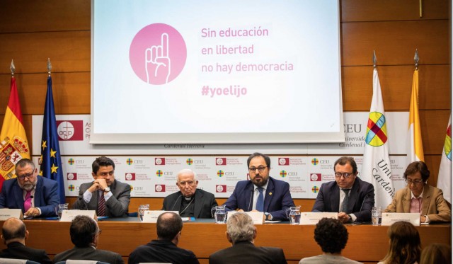La comunidad educativa pide a la Generalitat que respete la Constitución para evitar los tribunales