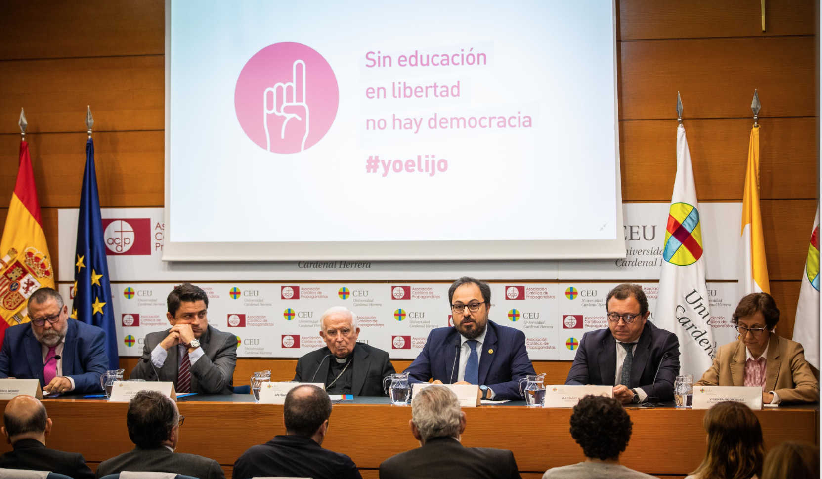 La comunidad educativa pide a la Generalitat que respete la Constitución para evitar los tribunales