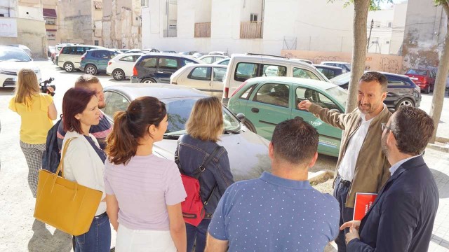 El PSOE de Elche presenta batería de medidas en el Raval: aparcamientos, vivienda y deporte