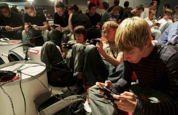 El uso excesivo de redes sociales o juegos online genera adicción y baja la autoestima