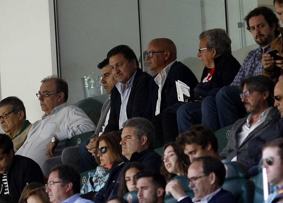Cien mil euros separan al Elche y Pacheta