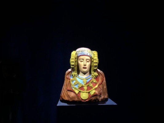 El Palacio de Altamira acoge una réplica de la Dama de Elche con su policromía original 