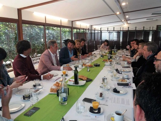 Barcala promete ahora a los hosteleros la doble o triple recogida diaria de la basura en restaurantes