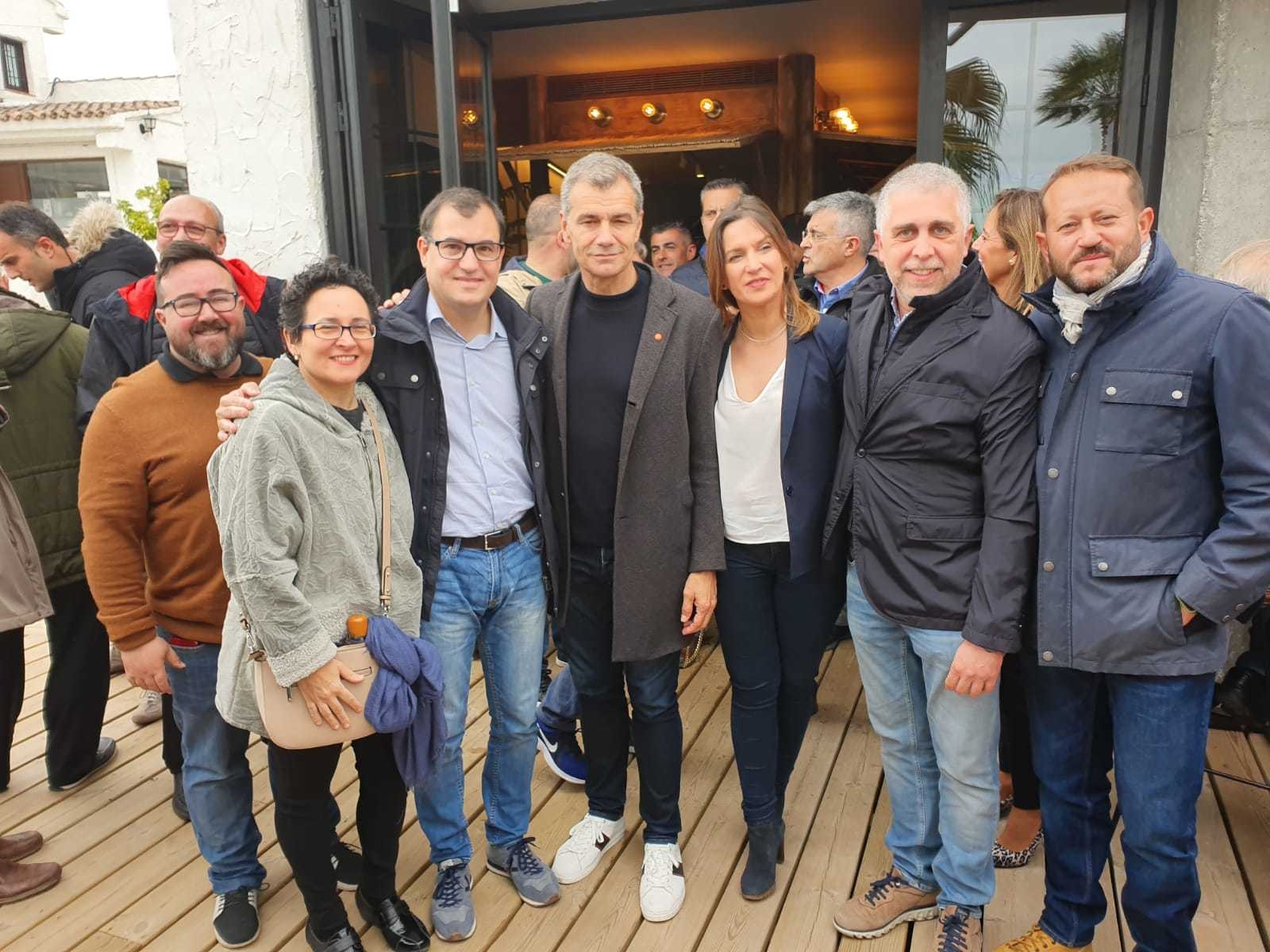 Toni Cantó junto a Jesús Merino y otros miembros de su candidatura, en Benicàssim el pasado mes de abril. - 