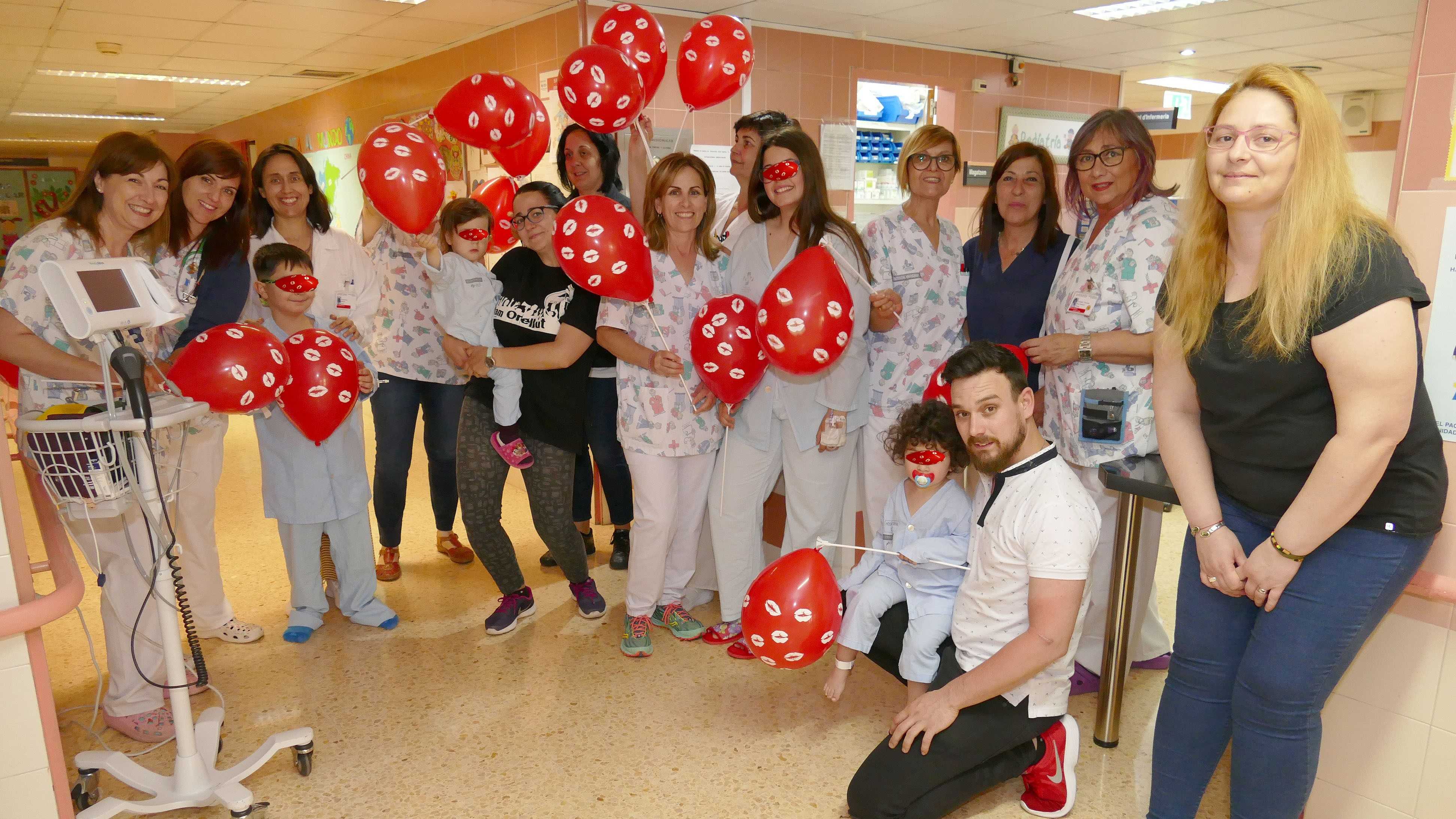  El Hospital General de Castelló celebra con besos y globos el Día de la Infancia Hospitalizada