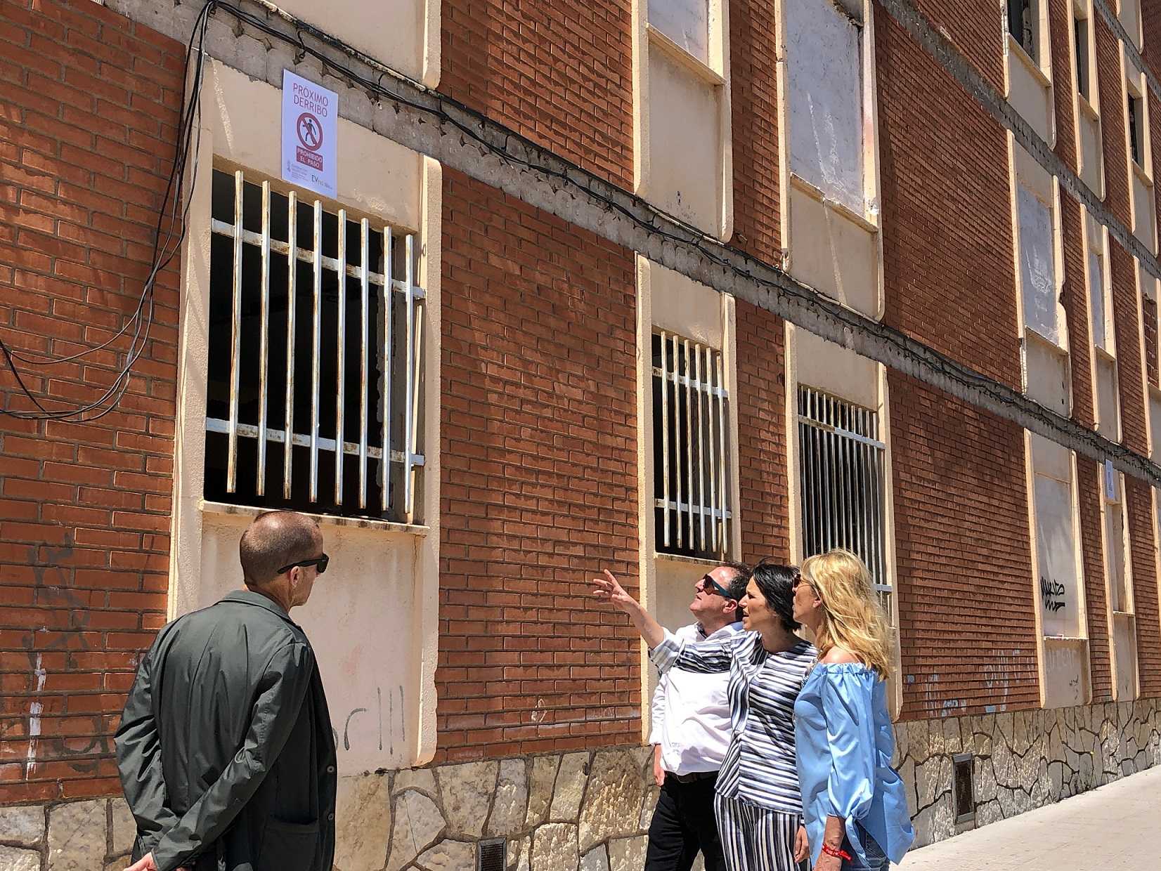 Bloqueado el paso al Grupo B en Almassora ante el inminente derribo de la edificación