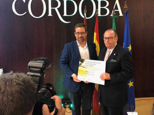 El aceite de lujo alicantino Selma recibe el premio especial Elio Berhanyer al diseño