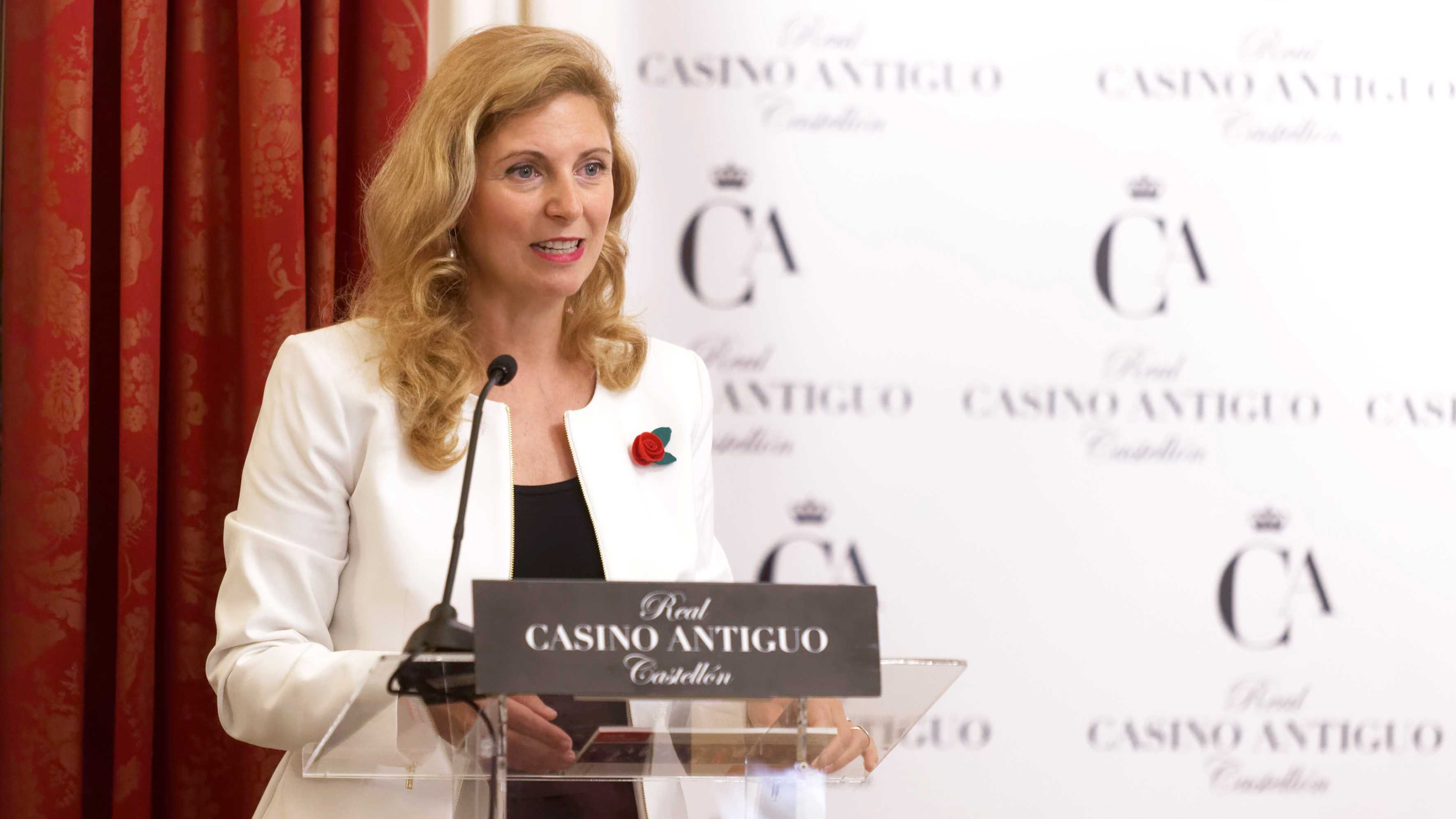 Amparo Marco durante el desayuno informativo en el Casino Antiguo (Fotos: ANTONIO PRADAS) - 