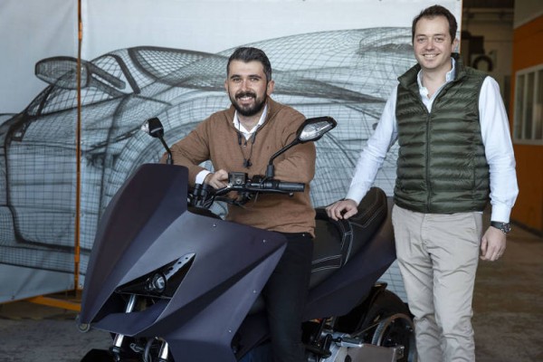 La maxiscooter eléctrica diseñada por dos ingenieros de la UPV aspira al German Design Award 