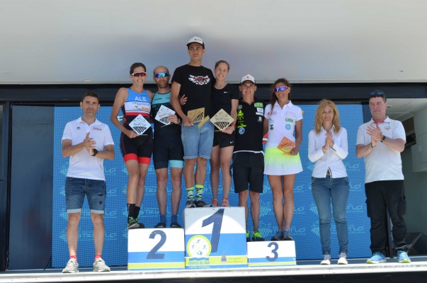 Fernando Santander y Teresa Ribes, campeones autonómicos del Triatlón de Oropesa del Mar
