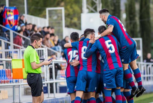 El Atlético Levante UD golpea primero pero regresa de vacío de su visita al RCD Espanyol B