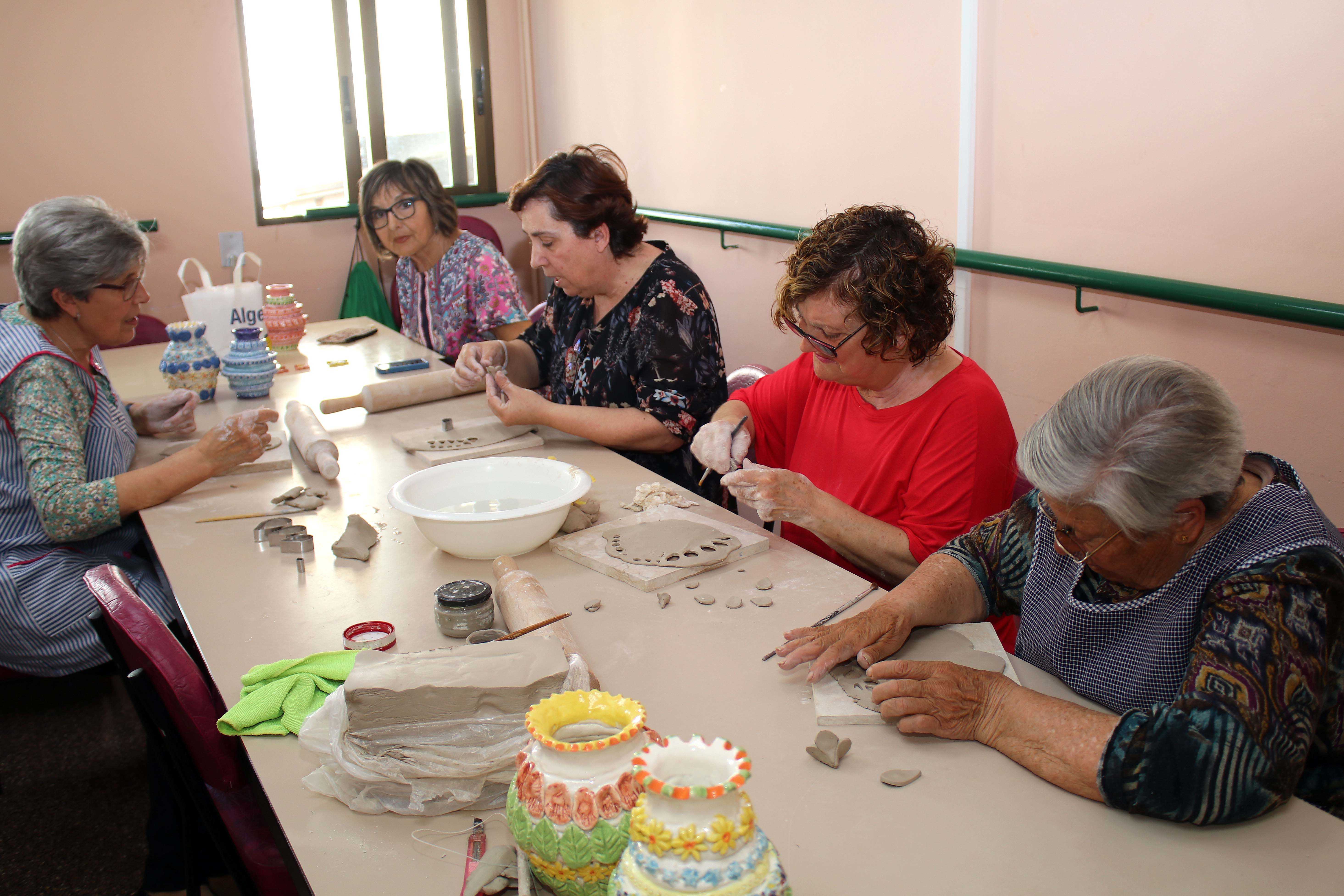 Cerca de 250 mayores de Onda participan en bailes de salón o en talleres para ejercitar la memoria