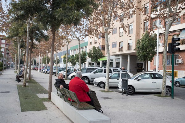 Desalojada una familia tras desplomarse una parte del techo del aseo de un bajo en Elche