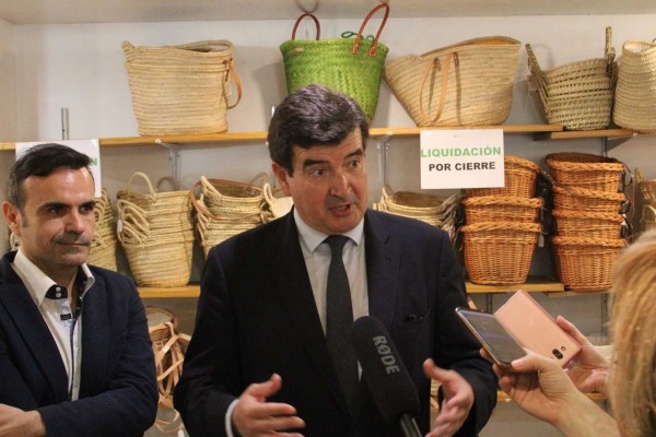 Giner se compromete a proteger los comercios tradicionales de artesanía valenciana