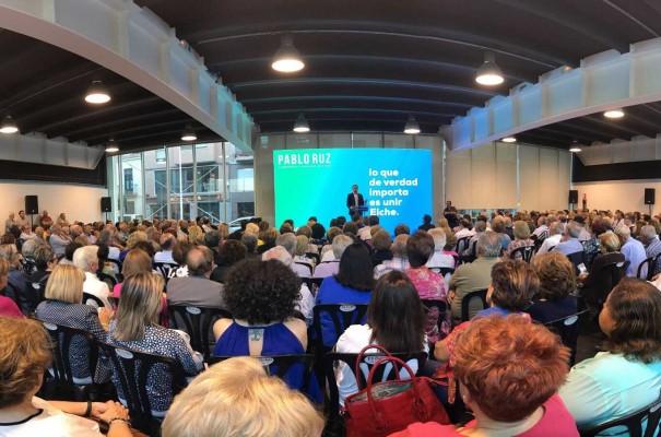 Centenares de personas se agolpan en el primer acto de campaña de Pablo Ruz en Elche
