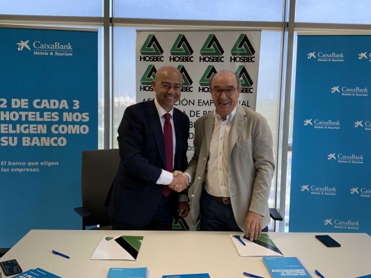 CaixaBank y Hosbec renuevan su colaboración con una línea de 500 millones de euros para hoteles