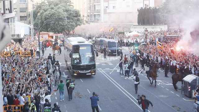 La afición arropa a los jugadores a la llegada del autobús del Valencia