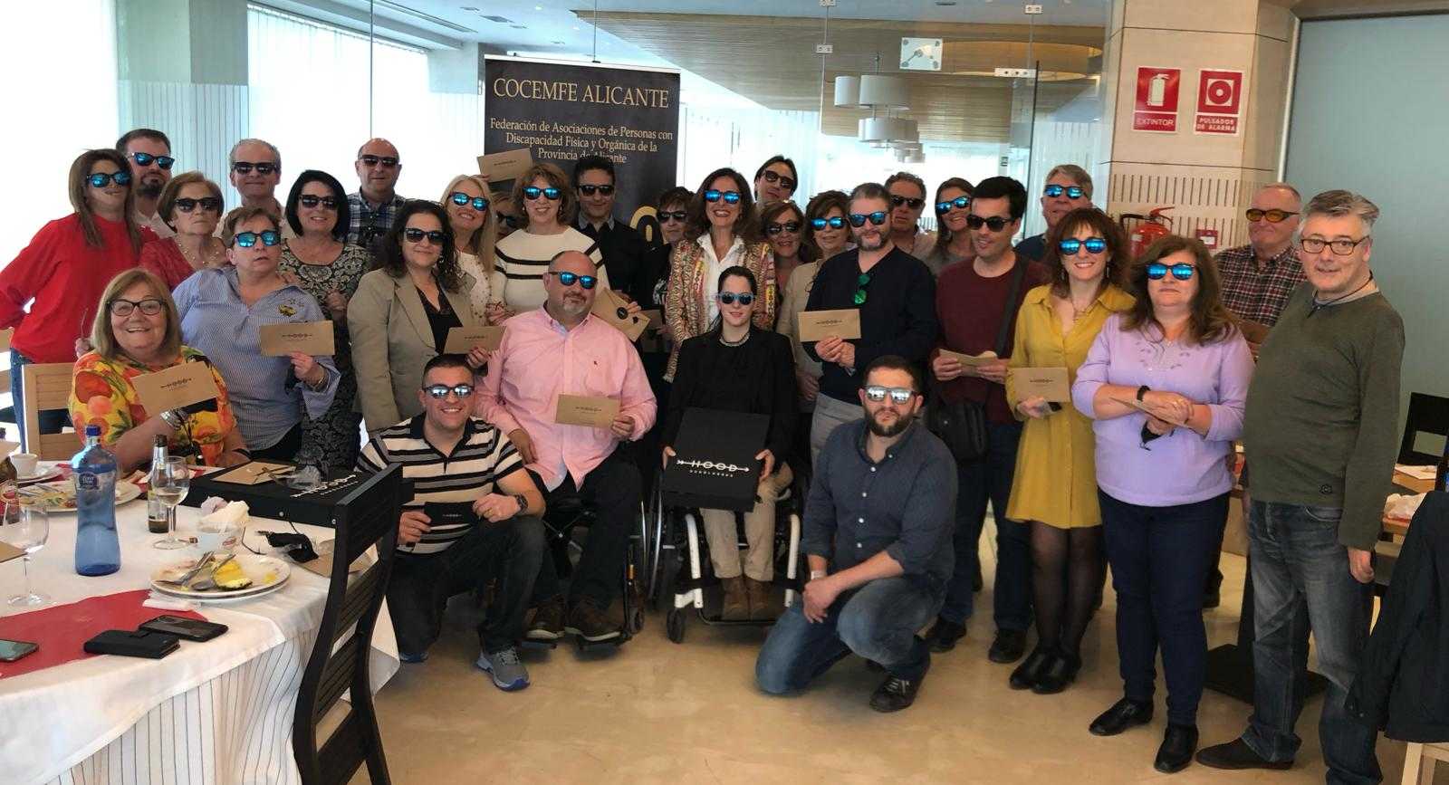 Los socios de Cocemfe, una de las ONG's con las que colabora Hood, con sus características gafas - 